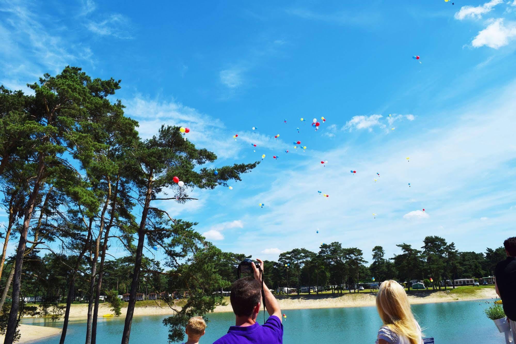Camping Blauwe Meer Nv Hotell Lommel Exteriör bild